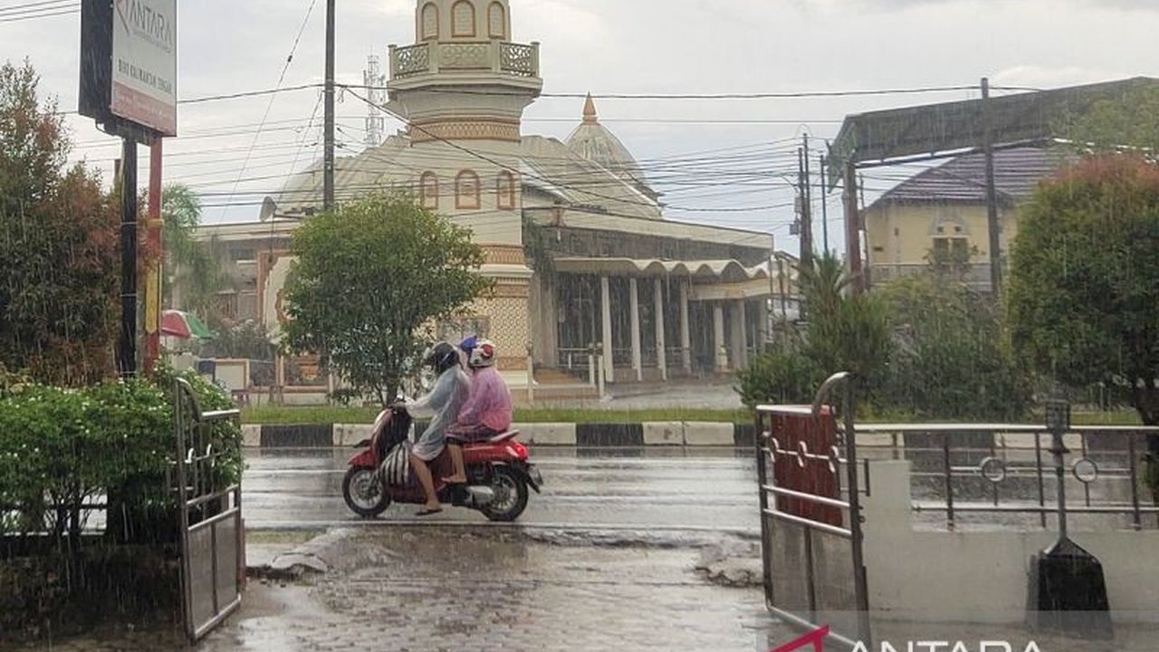 BMKG merilis prakiraan cuaca terbaru, menunjukkan hujan akan mengguyur sebagian besar wilayah Indonesia pada Minggu. Masyarakat diimbau waspada terhadap potensi hujan ekstrem dan fenomena cuaca lain sesuai prakiraan cuaca BMKG.