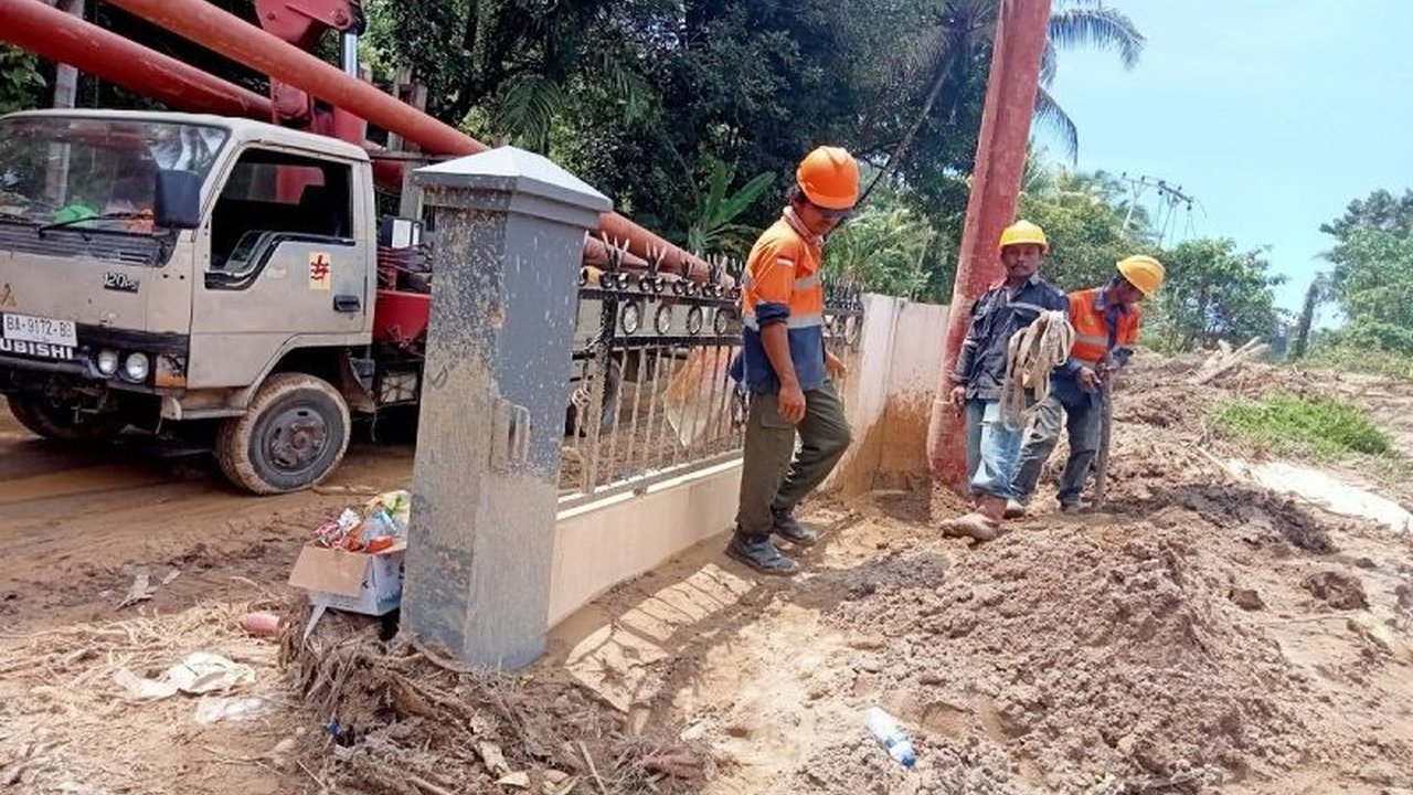 PLN Unit Induk Distribusi (UID) Sumatera Barat berhasil menyelesaikan Pemulihan Listrik Sumbar 100 persen di 19 kabupaten/kota pascabencana, menembus medan sulit.