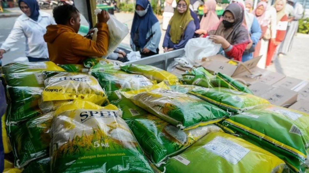 DPRD Kota Tangerang mendesak Pemkot untuk memperkuat koordinasi lintas sektor dalam mengantisipasi fluktuasi harga pangan menjelang Natal dan Tahun Baru 2026, demi menjaga stabilitas ekonomi dan daya beli masyarakat.