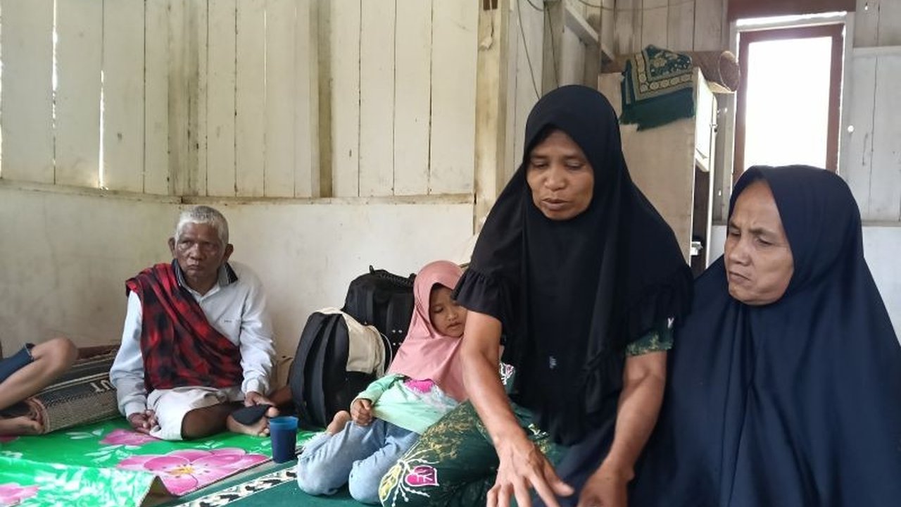 Yusmidar dan keluarganya mengalami kisah dramatis Keluarga Selamat Longsor di Talamau, Pasaman Barat. Mereka berhasil bertahan dari hantaman lumpur berkat sebatang kayu.
