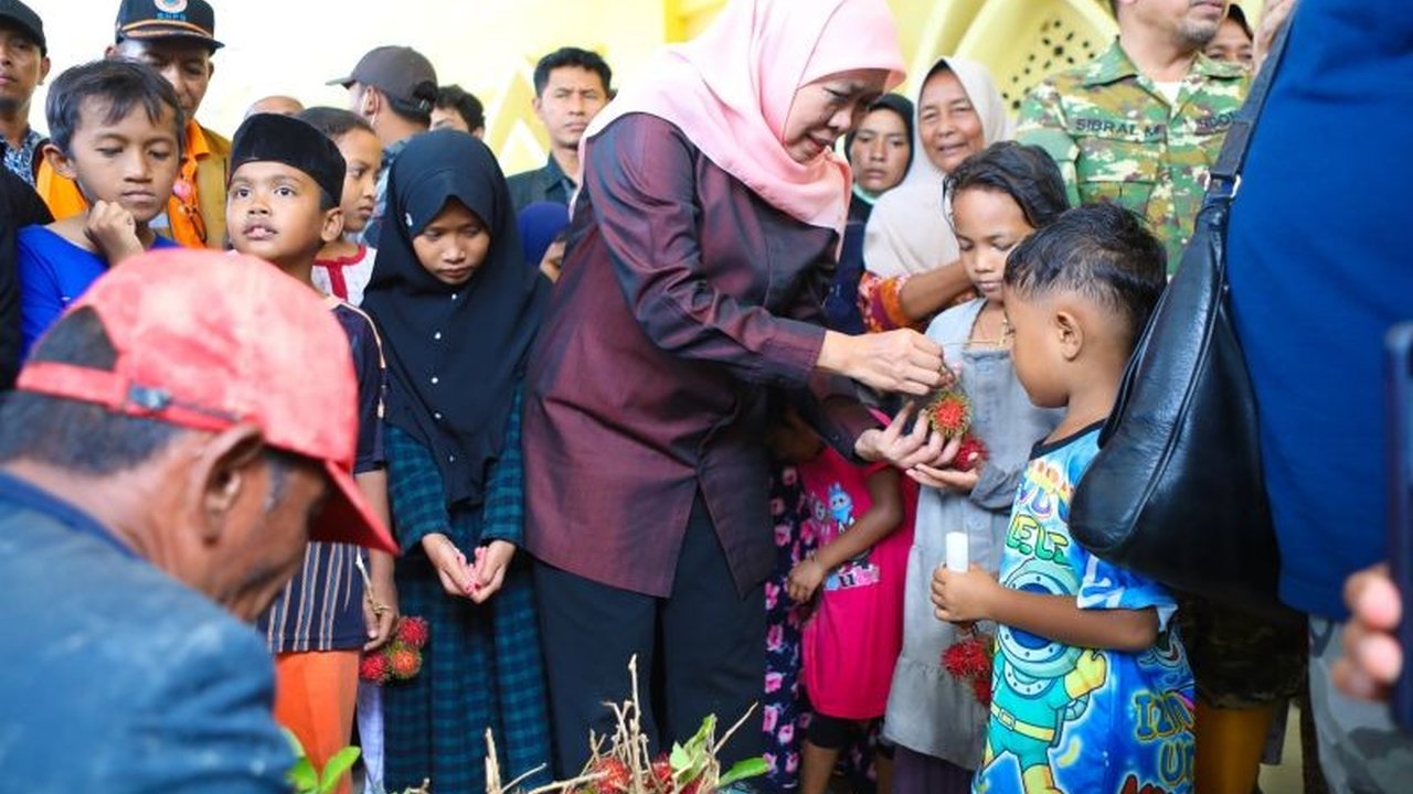 Gubernur Jawa Timur Khofifah Indar Parawansa menyalurkan bantuan langsung dan memastikan pengiriman tim medis ke Pidie Jaya, Aceh, bagi pengungsi terdampak bencana hidrometeorologi.