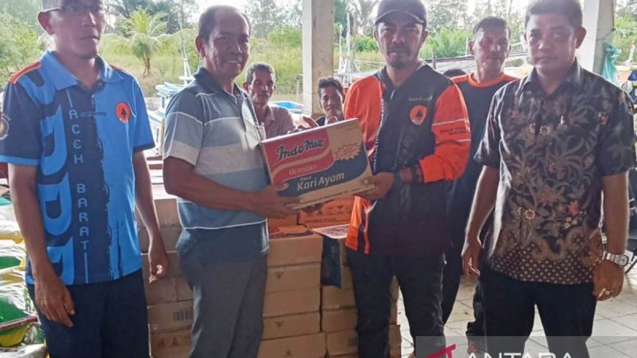 BPBD Aceh Barat bergerak cepat menyalurkan 227 paket bantuan makanan kepada nelayan di Meureubo yang terdampak banjir. Simak detail Bantuan BPBD Aceh Barat ini.