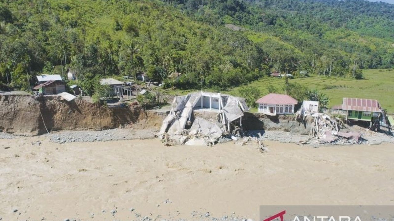 Ratusan keluarga di Desa Gunong Kong, Nagan Raya, Aceh, masih terisolir setelah jembatan putus Nagan Raya akibat banjir bandang. BPBD telah menyalurkan bantuan.