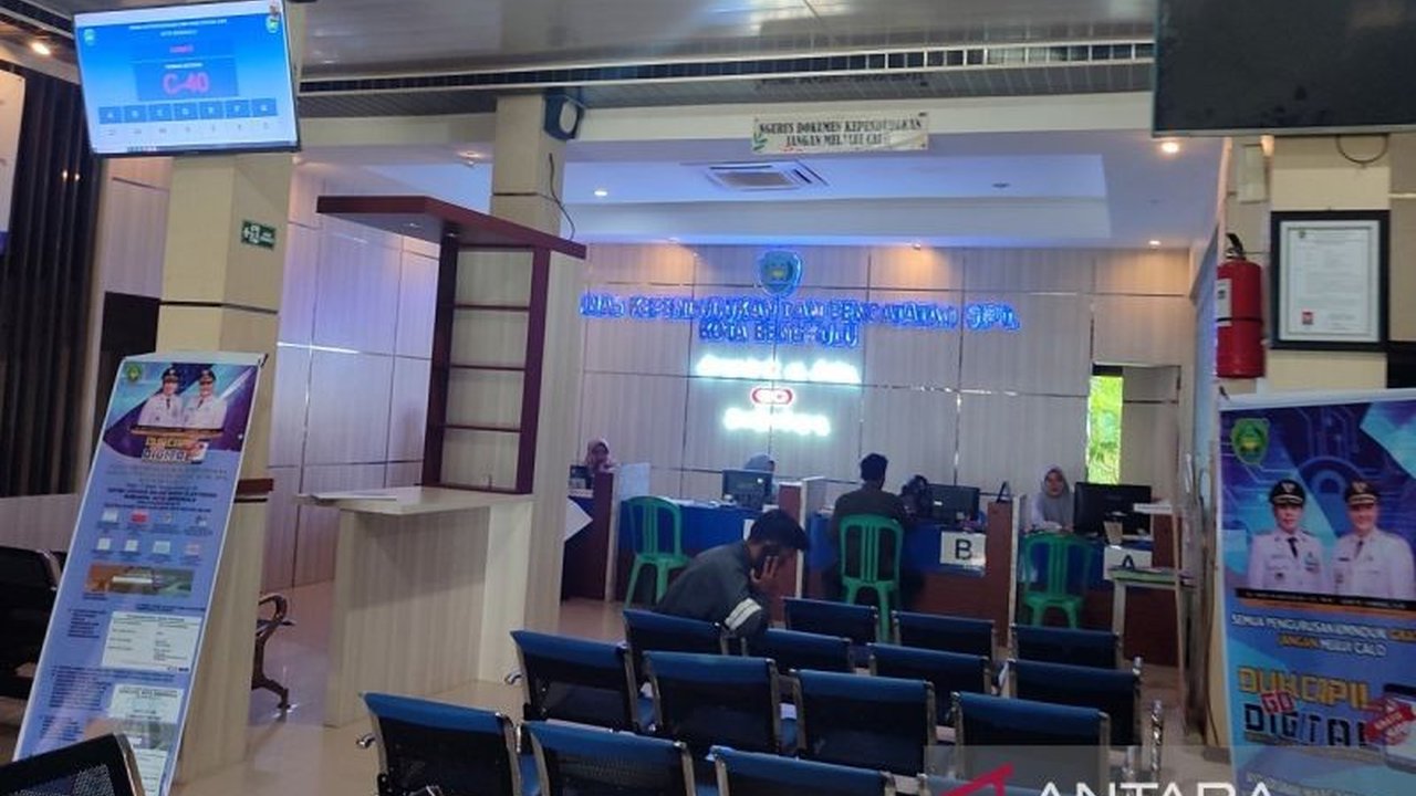 Pemerintah Kota Bengkulu memastikan ketersediaan stok blangko KTP elektronik sebanyak 11.000 keping, cukup hingga Januari 2026. Masyarakat diimbau tidak menunda pengurusan dokumen penting ini.