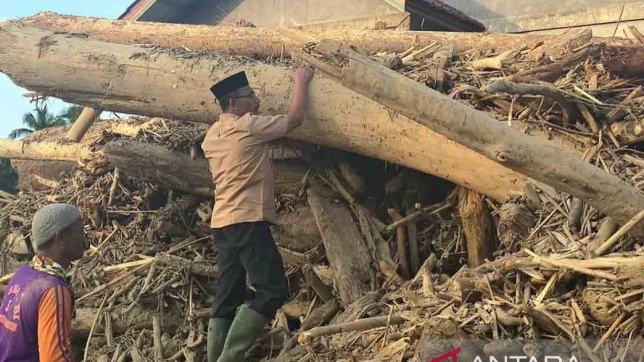 Bencana Kerusakan Banjir Aceh Timur meninggalkan duka mendalam, dengan BPBD mencatat 10.715 rumah dan fasilitas umum rusak parah serta 47 korban jiwa. Simak detail kerusakannya!