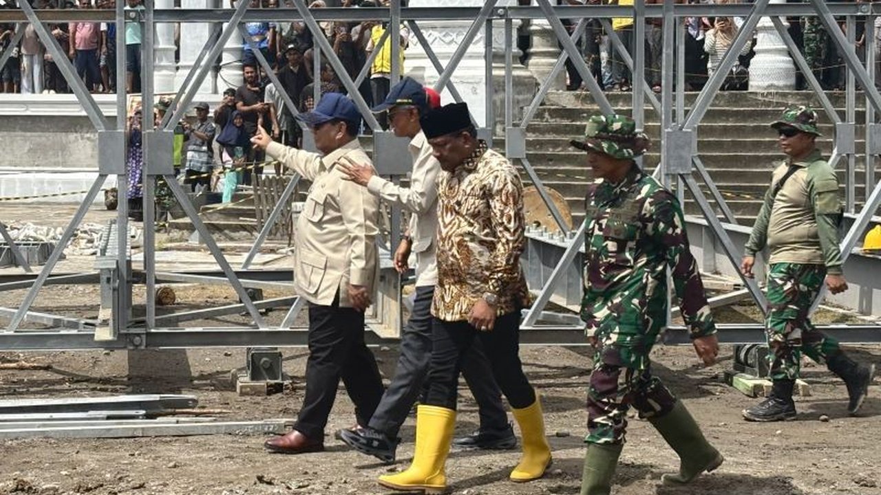 Presiden Prabowo Subianto meninjau langsung pemasangan jembatan bailey di Teupin Mane, Bireuen, Aceh. Kunjungan ini memastikan jalur vital pasca-banjir segera pulih.