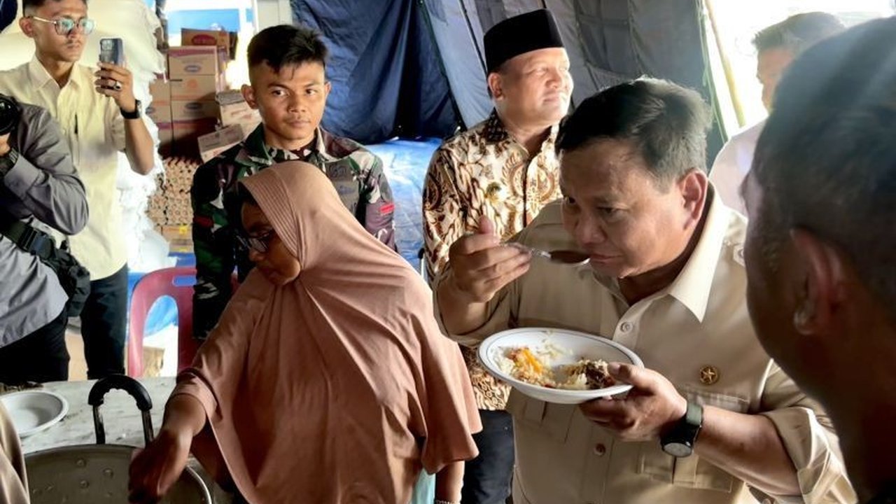Presiden Prabowo Subianto melakukan Kunjungan Prabowo ke Pengungsian Aceh, menyantap hidangan sederhana bersama korban banjir bandang di Bireuen dan memastikan bantuan pemerintah terus mengalir.