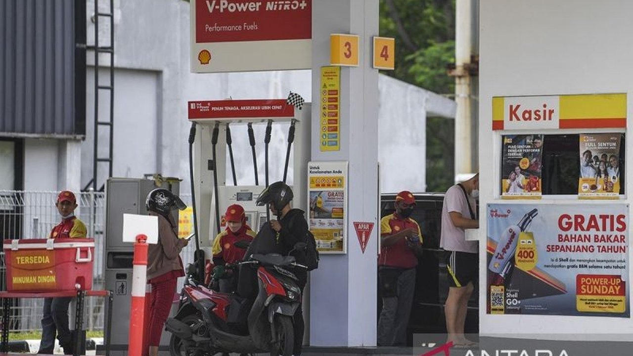 Shell melakukan Shell Penyesuaian Operasional di SPBU-nya akibat kelangkaan pasokan BBM jenis bensin, bahkan merumahkan karyawan. Apa dampaknya bagi pelanggan dan ketersediaan produk?