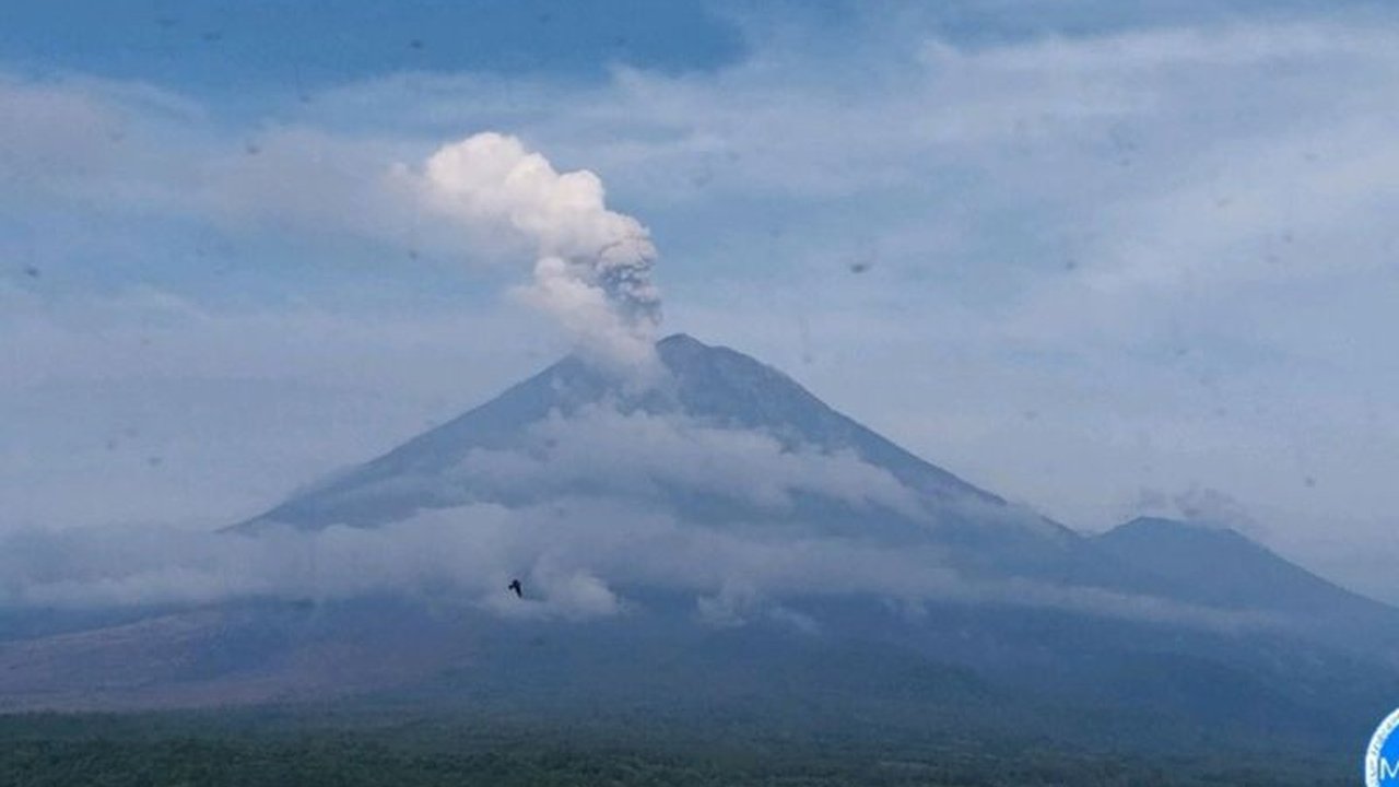 Gunung Semeru erupsi empat kali pada Minggu, dengan tinggi letusan mencapai 1 kilometer. Waspada status siaga Level III dan potensi bahaya lahar serta awan panas.