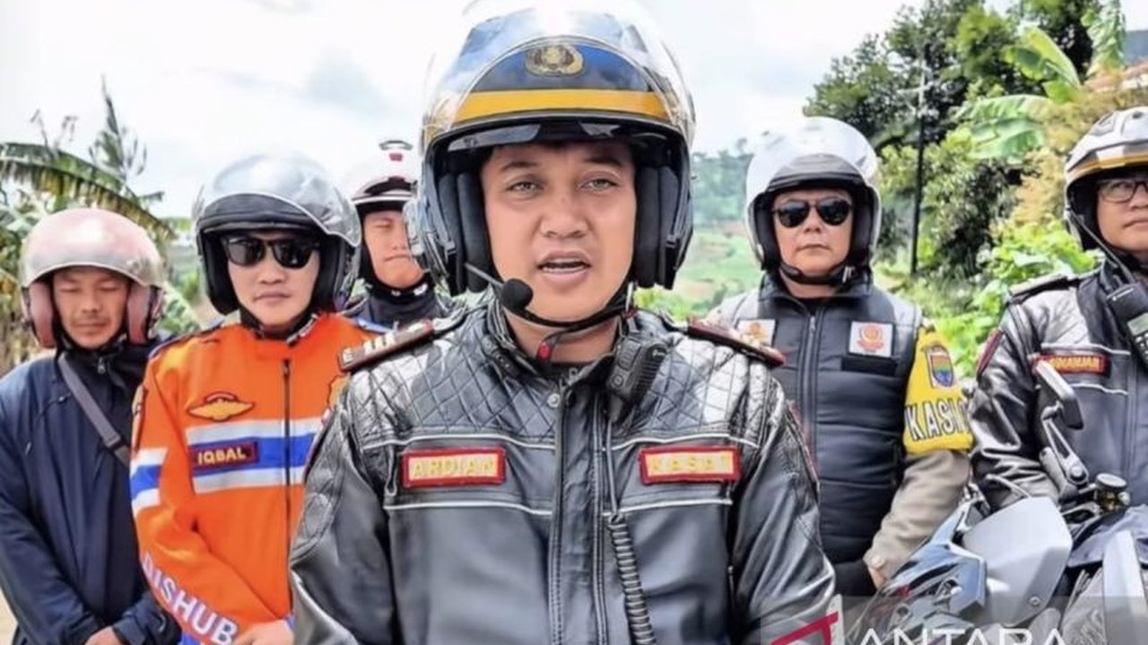 Kepolisian Resor Cianjur tidak merekomendasikan Jalur Puncak II sebagai alternatif saat libur Nataru 2025/2026 karena rawan bencana dan kondisi jalan yang belum memadai. Simak detail alasannya!