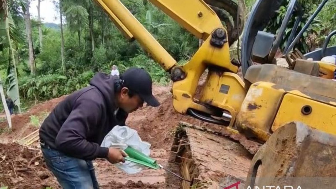 Badan Penanggulangan Bencana Daerah (BPBD) Cianjur menyiagakan alat berat di seluruh jalur rawan bencana dari utara hingga selatan, mengantisipasi cuaca ekstrem saat libur Natal dan Tahun Baru 2026.
