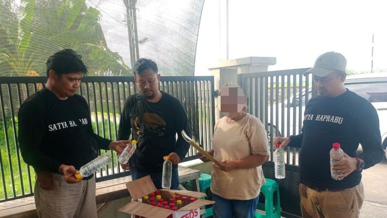 Polresta Cirebon intensifkan Operasi Miras di berbagai kecamatan, menyita ratusan botol minuman keras tradisional dan pabrikan. Langkah ini diambil guna menjaga keamanan dan ketertiban masyarakat dari potensi gangguan.