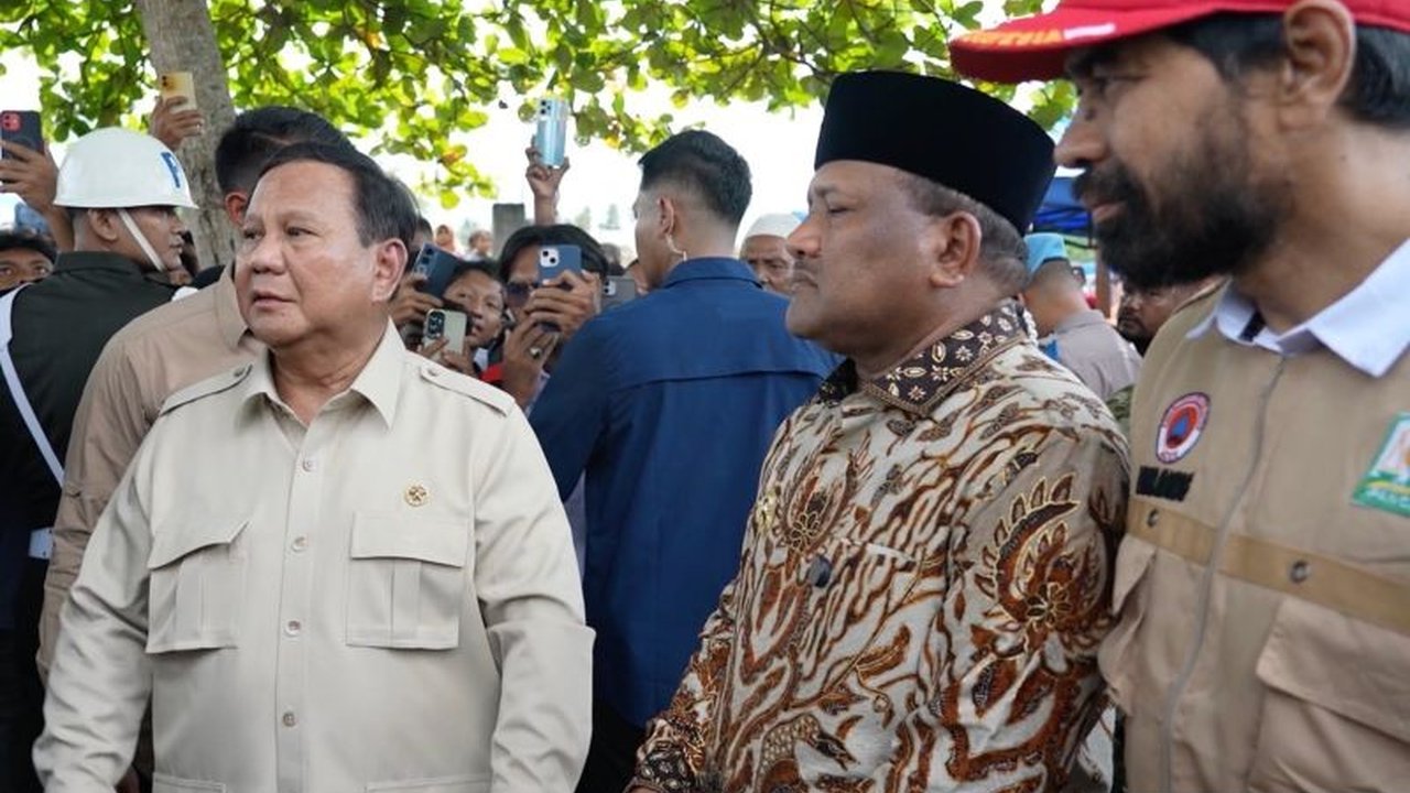 Presiden Prabowo Subianto meninjau langsung Bireuen Aceh dan menegaskan komitmennya untuk memperbaiki bendungan serta sawah yang rusak, serta menghapus utang petani. Prabowo Janji Perbaiki Bendungan Aceh.