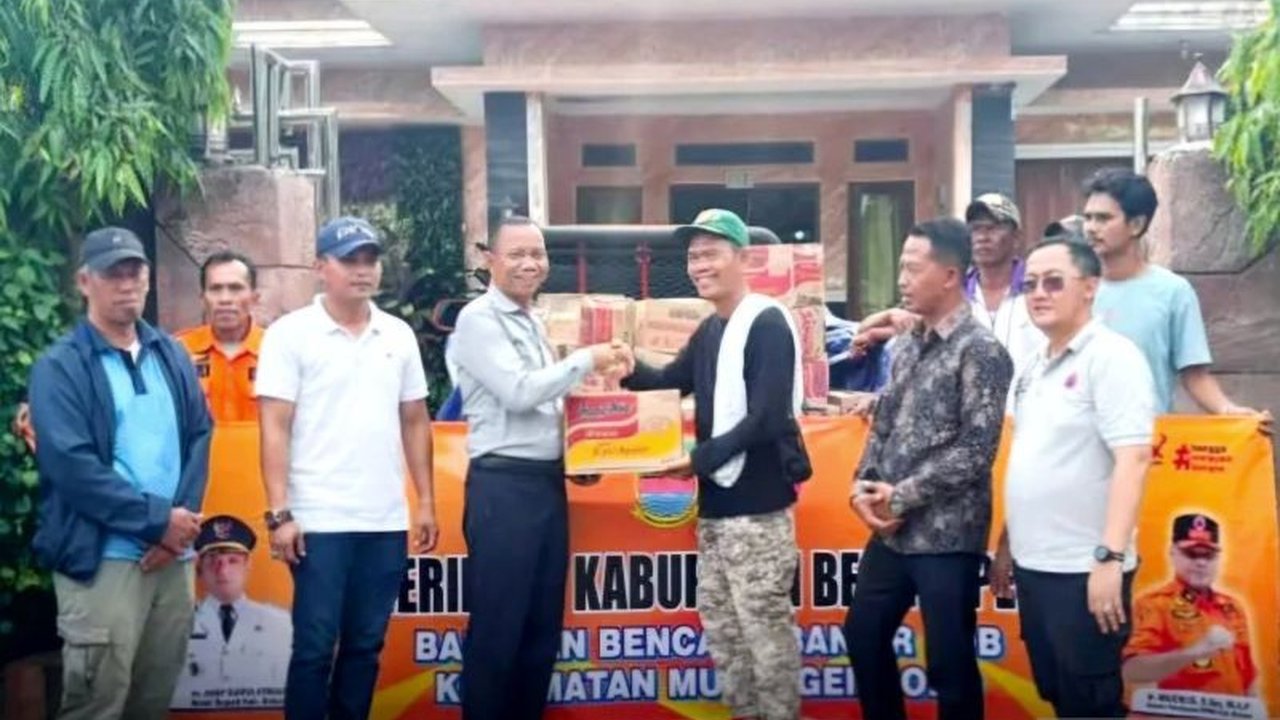 Pemerintah Kabupaten Bekasi bergerak cepat menyalurkan bantuan logistik bagi ribuan warga terdampak banjir rob Muaragembong yang melumpuhkan aktivitas ekonomi setempat. Simak detail penanganan daruratnya.