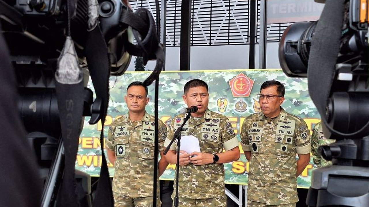 TNI sigap mengerahkan pemurni air dan dapur lapangan ke lokasi bencana di Sumatera, memastikan ketersediaan air bersih dan pangan bagi warga terdampak. Simak detail Bantuan TNI Bencana Sumatera ini.