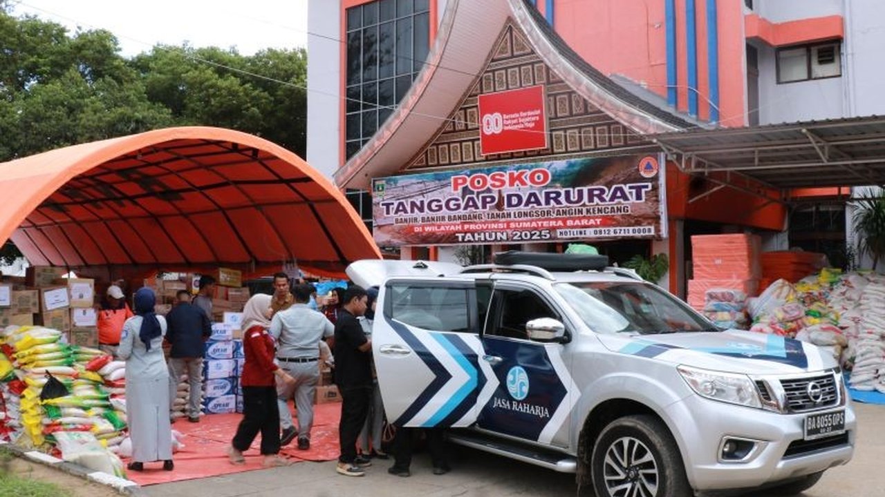PT Jasa Raharja Salurkan Bantuan Sumbar kepada korban banjir bandang dan tanah longsor di Lubuk Minturun, Sumatera Barat, sebagai wujud komitmen meringankan beban masyarakat terdampak bencana.
