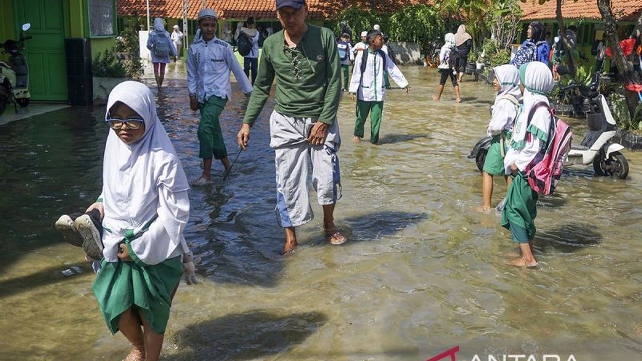 Kabar baik bagi warga Ibu Kota! Badan Penanggulangan Bencana Daerah (BPBD) DKI Jakarta mengumumkan bahwa seluruh genangan Jakarta surut total pada Minggu malam, namun kewaspadaan tetap diimbau.