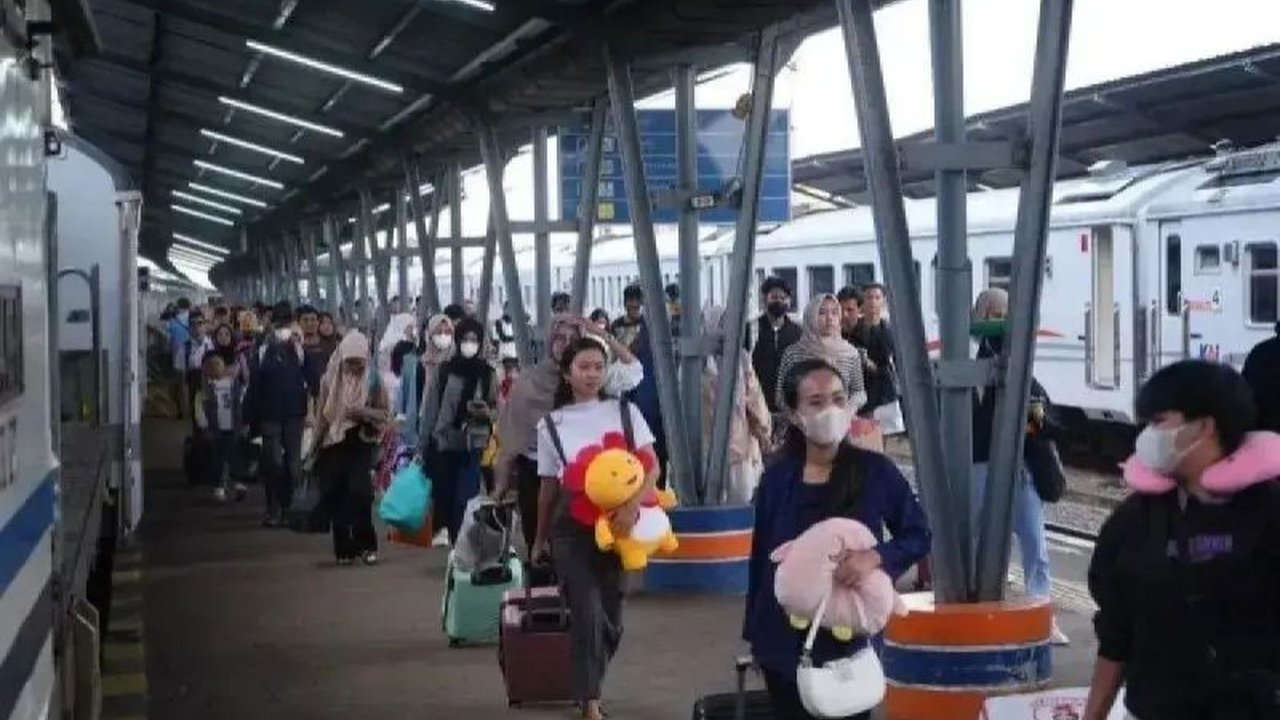 PT KAI Divre III Palembang mencatat 37.620 tiket terjual untuk periode Libur Natal 2025 dan Tahun Baru 2026, mencapai 70% dari total kapasitas. Antusiasme tinggi terhadap Tiket KAI Palembang Natal 2025 ini menunjukkan persiapan matang untuk kelancaran per