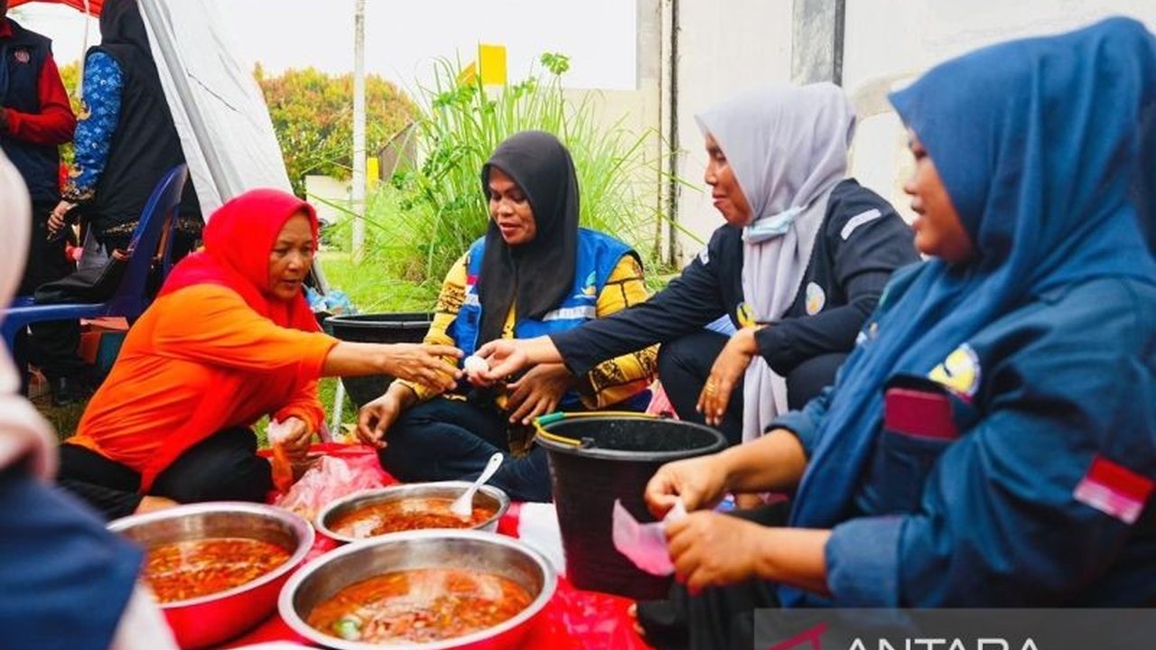 Kementerian Sosial (Kemensos) dan BNPB telah menyalurkan lebih dari 164 ribu porsi makanan siap saji setiap hari melalui puluhan Dapur Umum Korban Banjir di Aceh, Sumut, dan Sumbar, memastikan kebutuhan pangan terpenuhi.