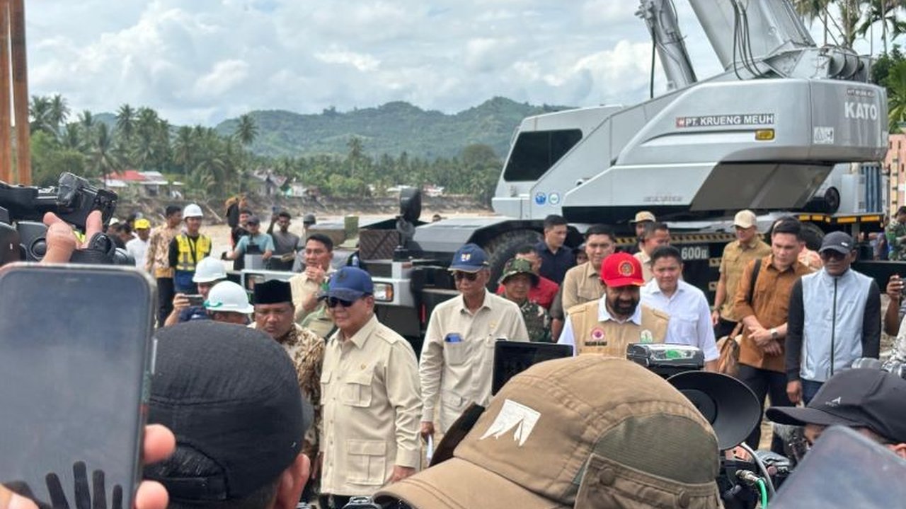 Presiden Prabowo Subianto meninjau langsung lokasi bencana banjir bandang dan tanah longsor di Aceh, Sumatera Utara, serta Sumatera Barat, menyebutnya sebagai tantangan kepemimpinan satu tahun. Kunjungan Prabowo Tinjau Bencana Aceh ini menekankan komitmen