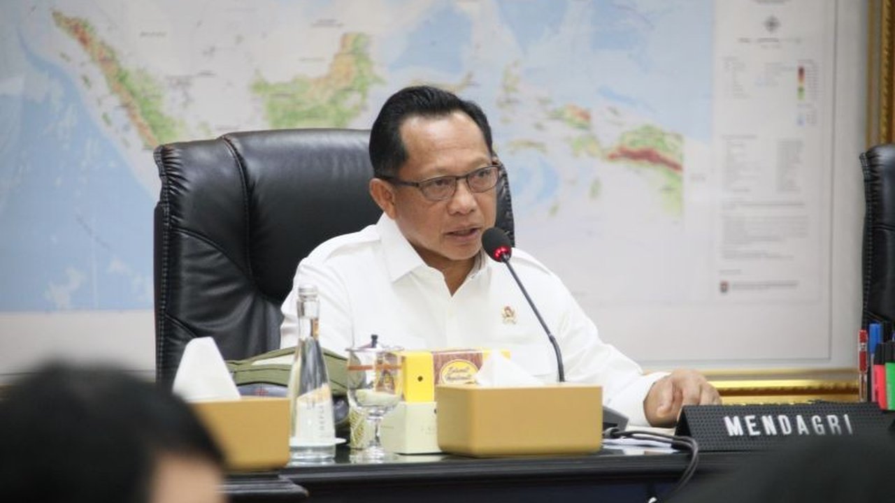 Pengamat politik menyoroti **ketegasan Mendagri Bupati Aceh Selatan** Mirwan MS yang pergi umrah saat banjir. Tindakan ini diapresiasi sebagai pengawasan pusat yang penting.