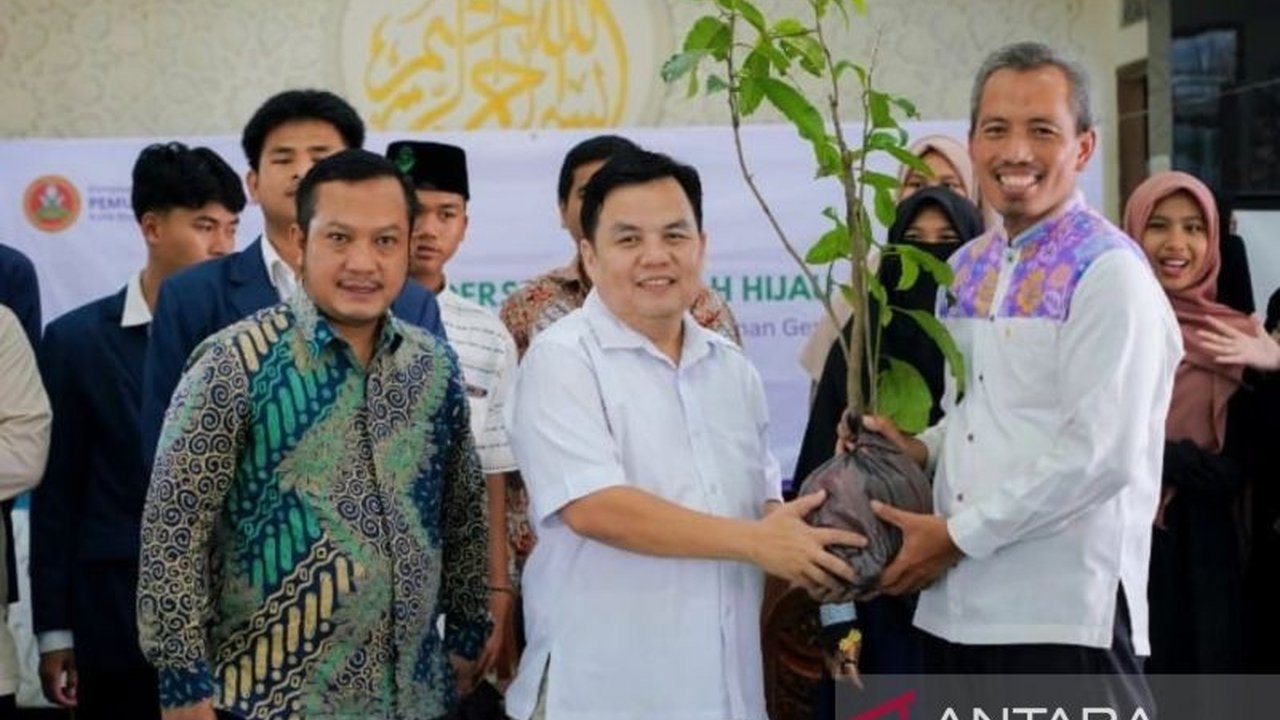 Ketua DPRD Kota Bogor Adityawarman Adil menyoroti urgensi Peran Pemuda dalam Pengelolaan Sampah. Ia mengingatkan pemuda untuk aktif menjaga lingkungan demi Kota Bogor yang bersih, sehat, dan bebas banjir.