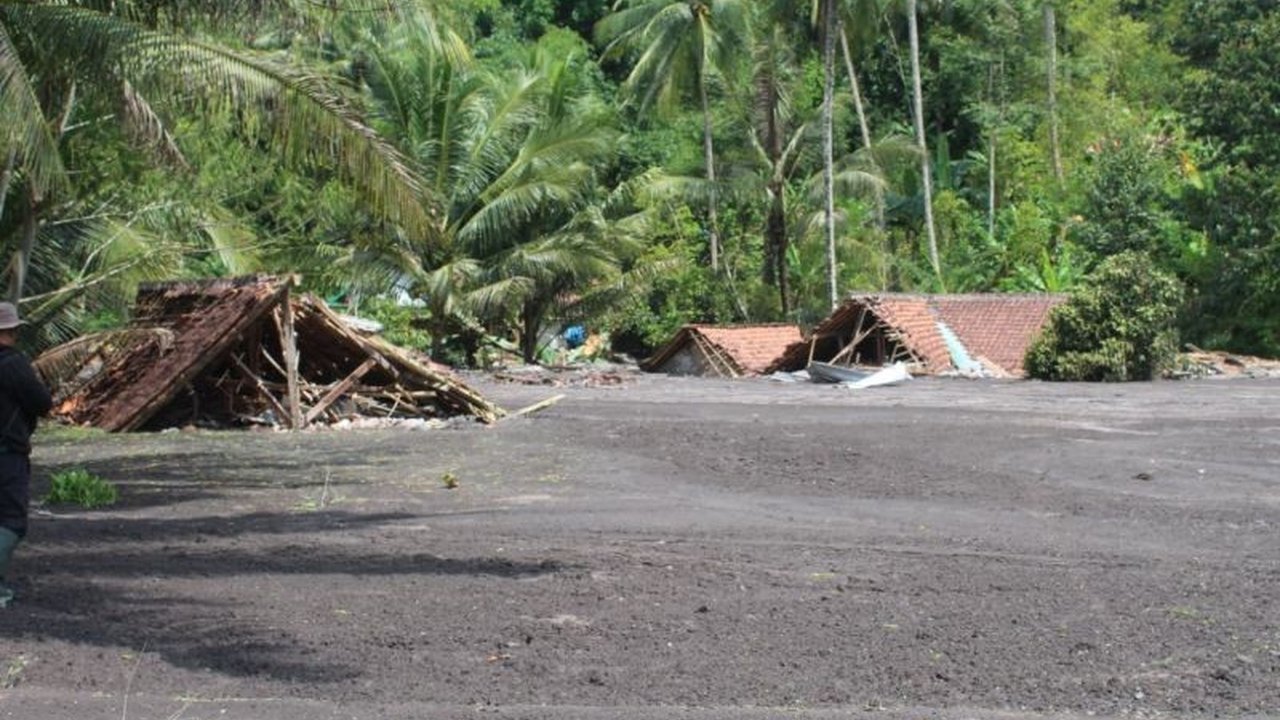 Bupati Lumajang kembali mendesak warga Dusun Sumberlangsep untuk bersedia melakukan Relokasi Warga Lumajang ke hunian tetap Sumbermujur demi keselamatan dari banjir lahar dingin Gunung Semeru.