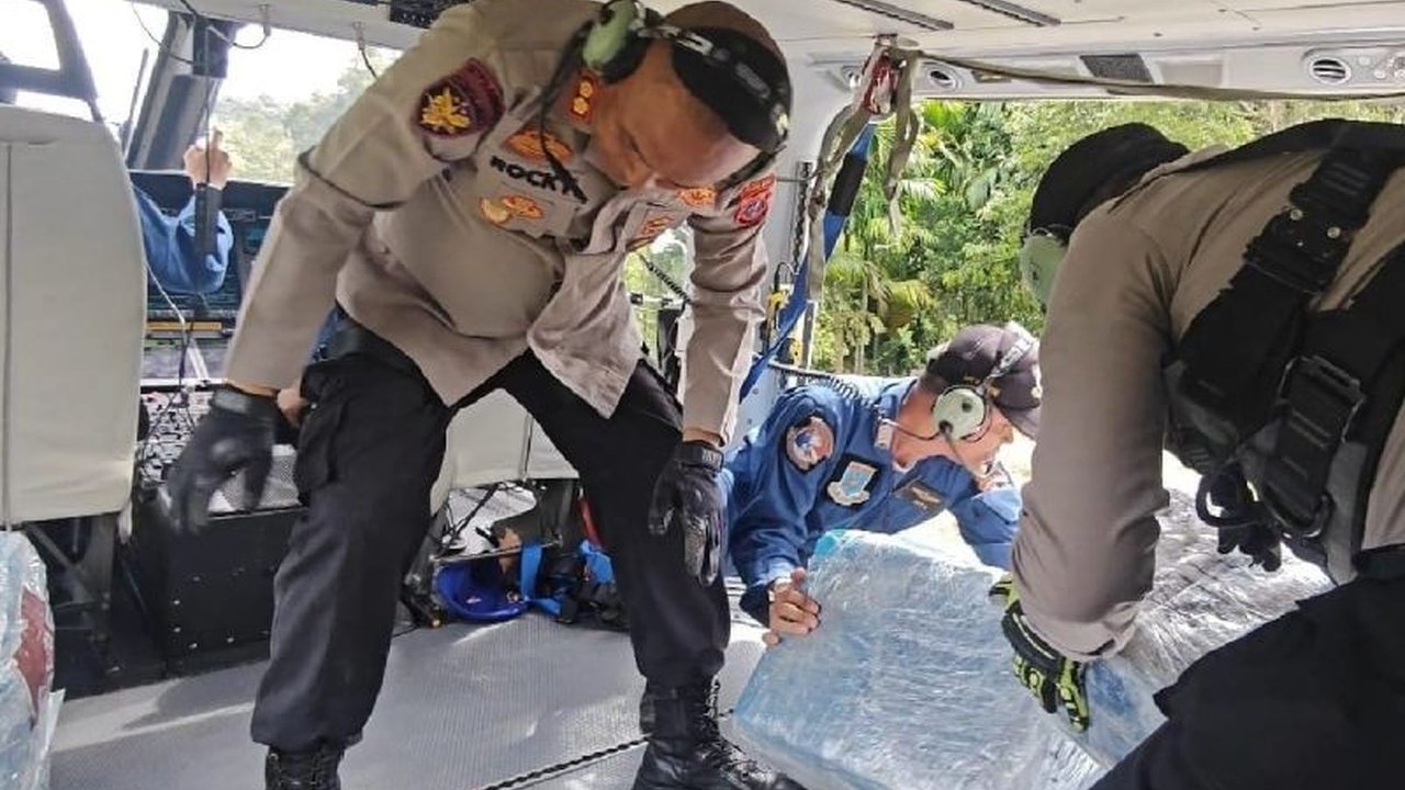 Polda Sumut Kirim Bantuan Heli untuk mendistribusikan logistik ke desa-desa terisolasi di Tapanuli Tengah pasca-banjir dan longsor, memastikan warga terdampak tetap menerima bantuan.