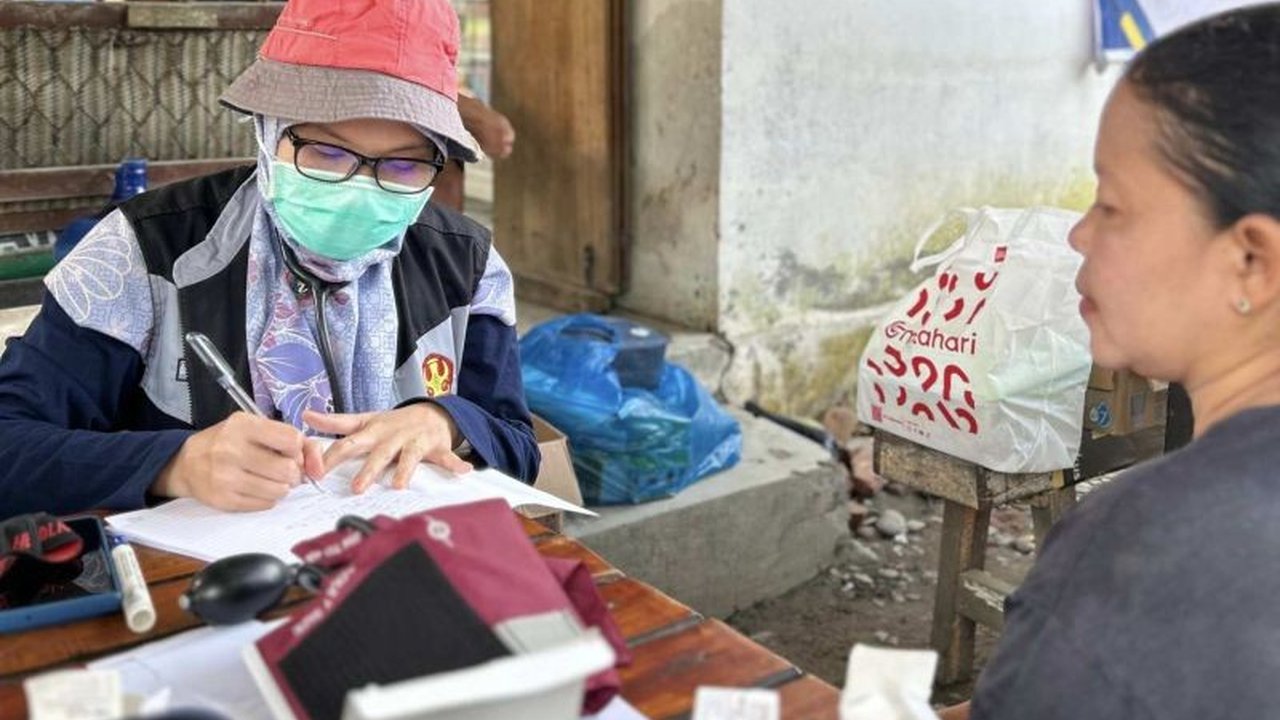 Tim Medis FK Untad Palu sigap memberikan bantuan kesehatan dan logistik di lokasi bencana hidrometeorologi Sumatera Utara sejak Jumat (6/12), menunjukkan komitmen kemanusiaan.