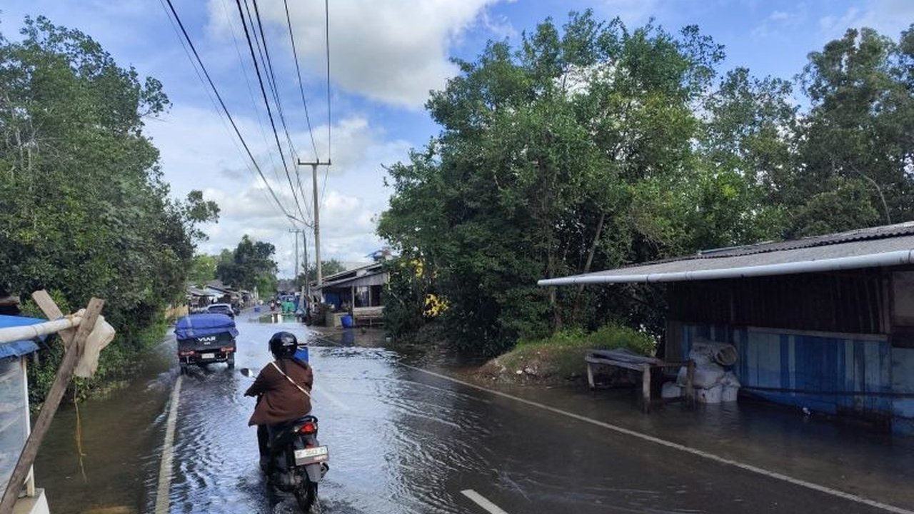 Badan Penanggulangan Bencana Daerah (BPBD) Tanjungpinang melaporkan sejumlah kawasan pesisir dilanda banjir rob sejak Sabtu (6/12), dipicu pasang air laut signifikan. Warga diimbau untuk waspada terhadap dampak banjir rob yang diperkirakan berlangsung hin