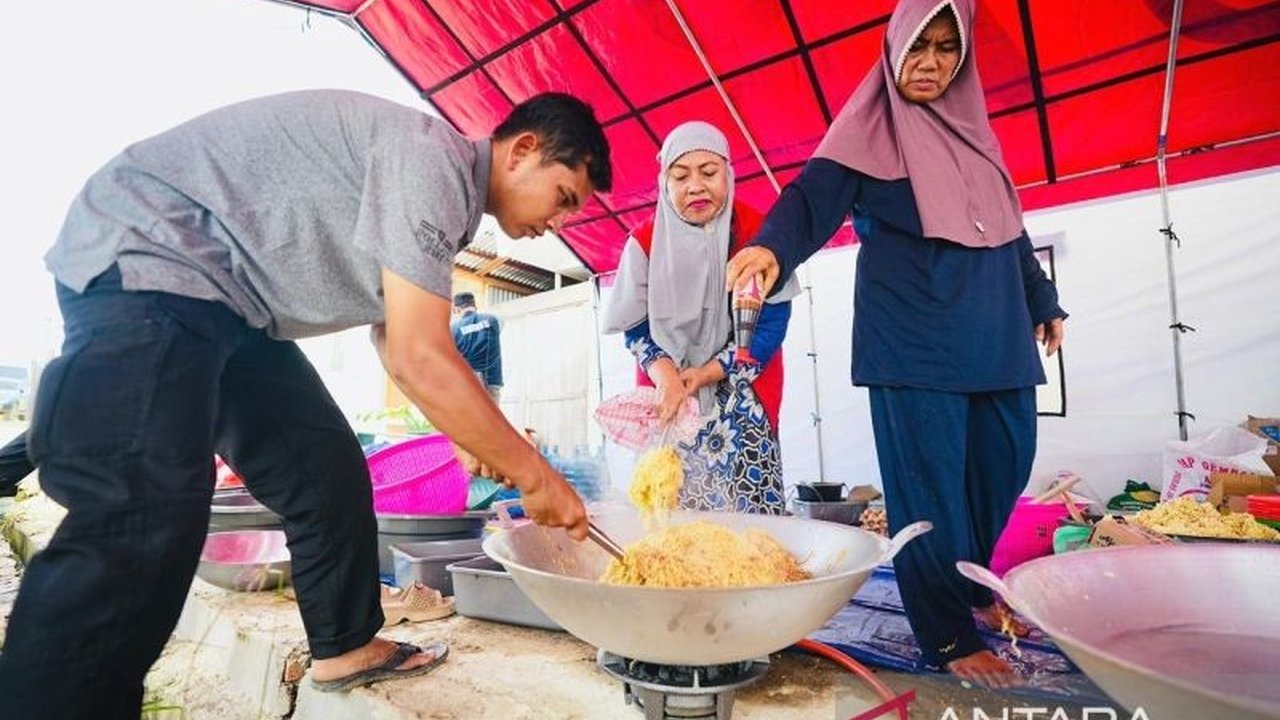 Kementerian Sosial (Kemensos) telah mengucurkan Bantuan Kemensos Korban Bencana Sumatera senilai Rp66,7 miliar untuk penanganan darurat di Aceh, Sumut, dan Sumbar, termasuk logistik dan dapur umum.