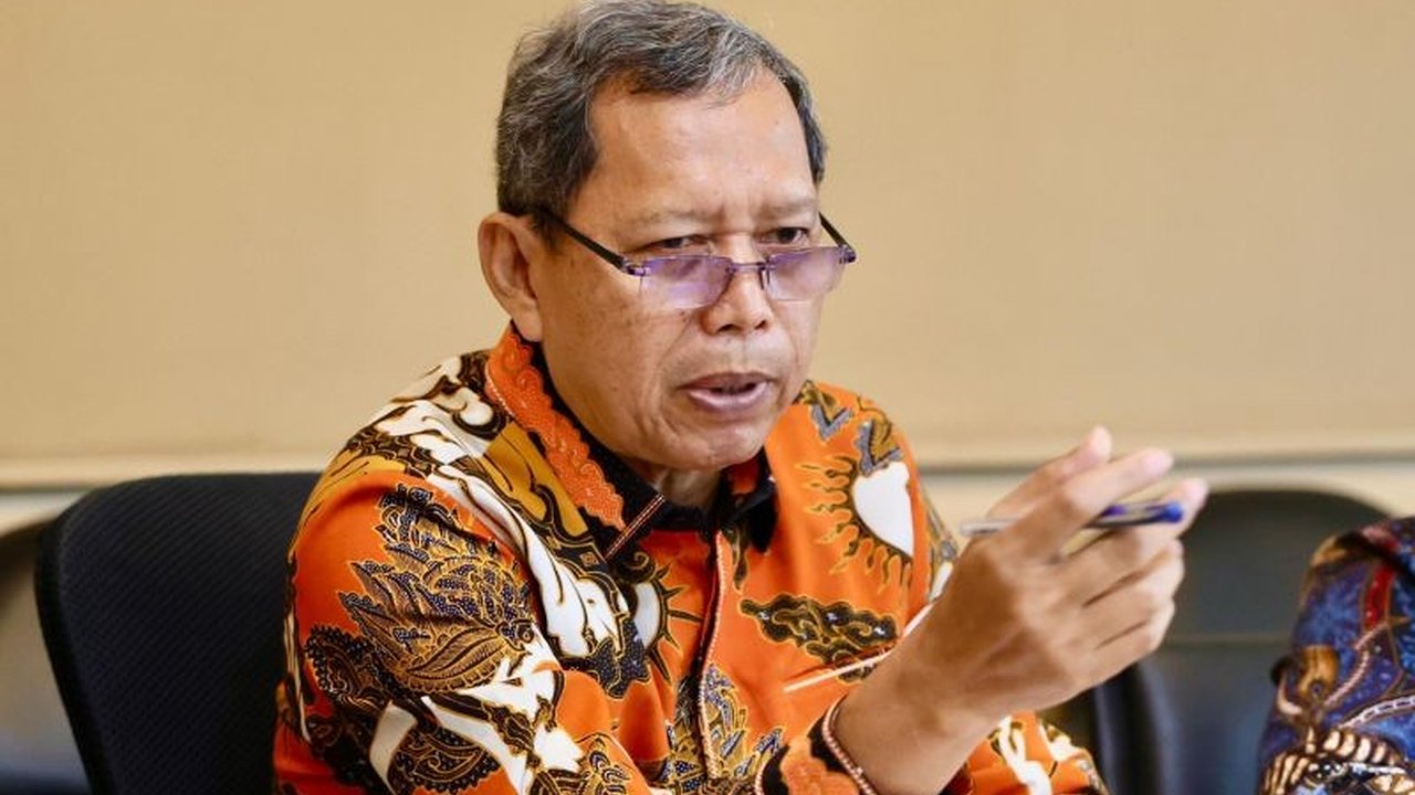 Tingginya angka Pekerja Migran Indramayu Cirebon menunjukkan kebutuhan mendesak akan perluasan lapangan kerja lokal. DPRD Jabar mendesak langkah strategis untuk menekan arus migrasi.