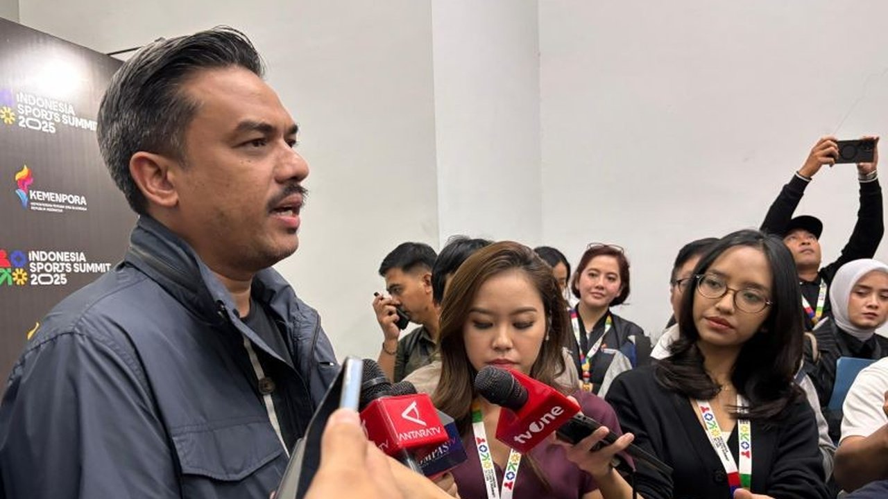 Menteri UMKM Maman Abdurrahman akan menindak tegas praktik white label di industri olahraga yang merugikan pasar domestik, serupa dengan dampak impor baju bekas. Apa itu 'white label'?