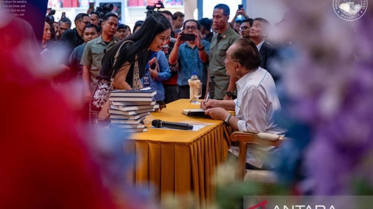 Perdana Menteri Malaysia Anwar Ibrahim luncurkan buku memoar bertajuk 