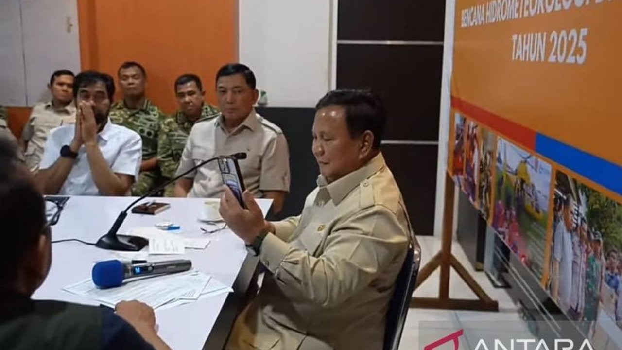 Presiden Prabowo Telepon Bupati Aceh Tengah dan Bener Meriah yang terisolasi akibat bencana, memastikan kondisi warga dan menjanjikan bantuan langsung. Simak detailnya!