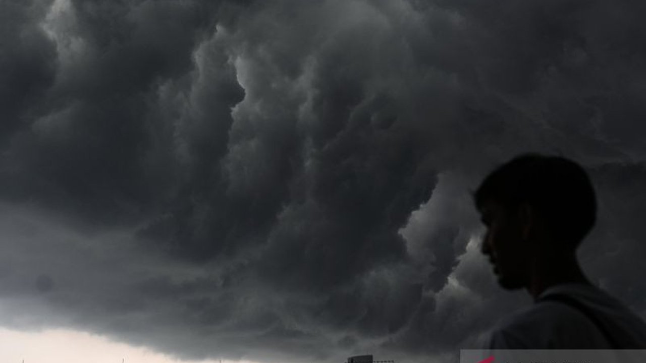 Badan Meteorologi, Klimatologi, dan Geofisika (BMKG) merilis Prakiraan Cuaca Jakarta untuk hari Senin, memprediksi awan tebal mendominasi sebagian besar wilayah, dengan potensi hujan ringan di beberapa area.