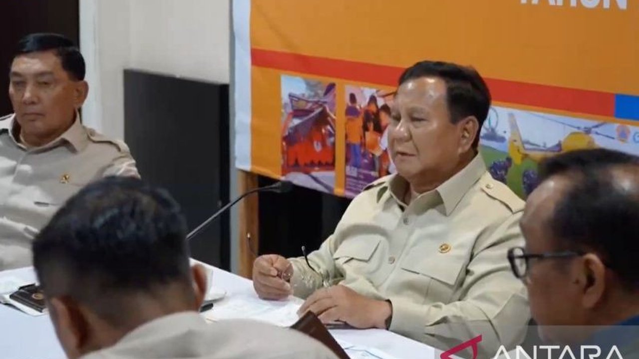 Usai meninjau bencana di Sumatra, Presiden Prabowo Ingatkan Pejabat untuk tidak korupsi atau menyelewengkan dana, menegaskan tindakan tegas akan diambil.