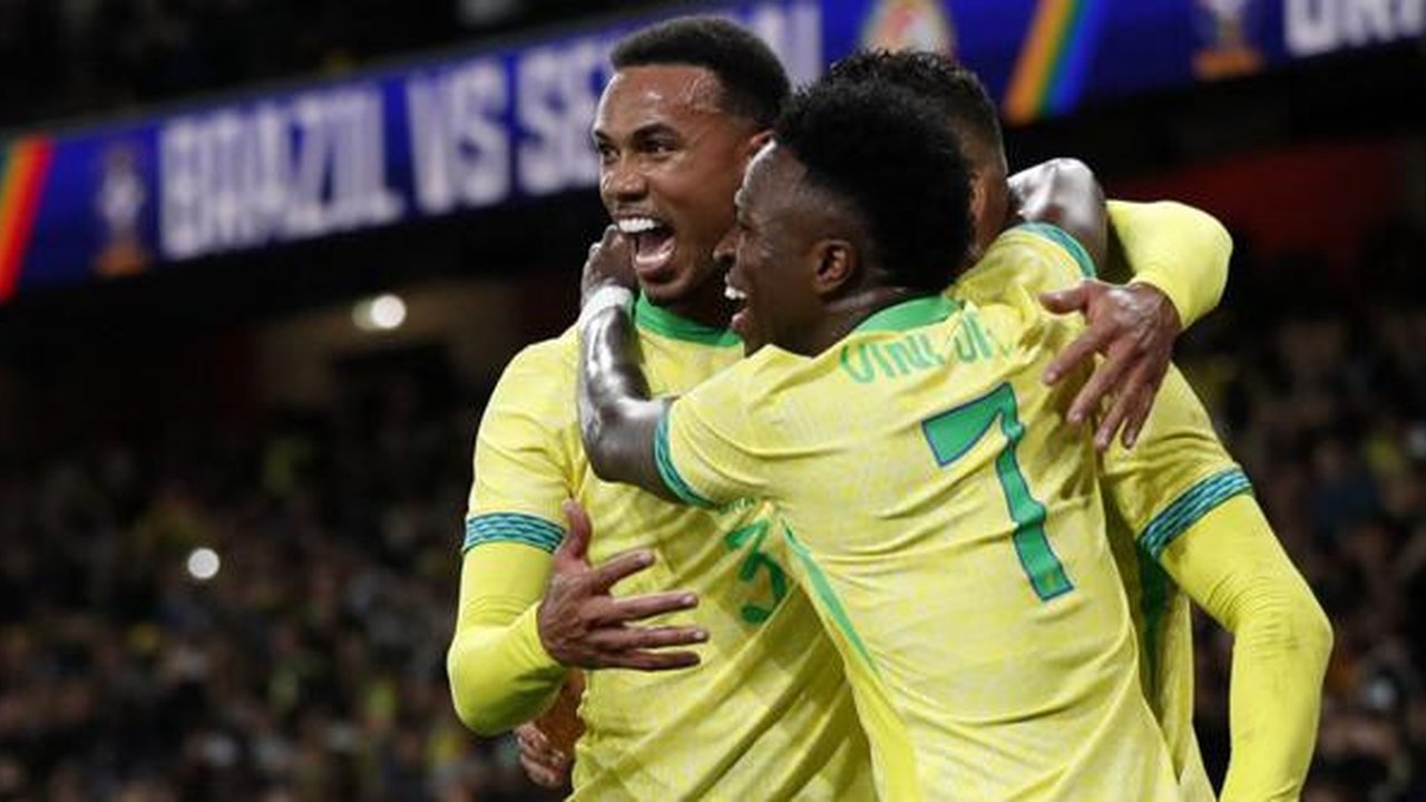 Gelandang Brasil #05, Casemiro (tengah), dikerumuni oleh bek Brasil #03, Gabriel Magalhaes (kiri), dan gelandang Brasil #07, Vinicius Jr, setelah mencetak gol kedua dalam pertandingan pers