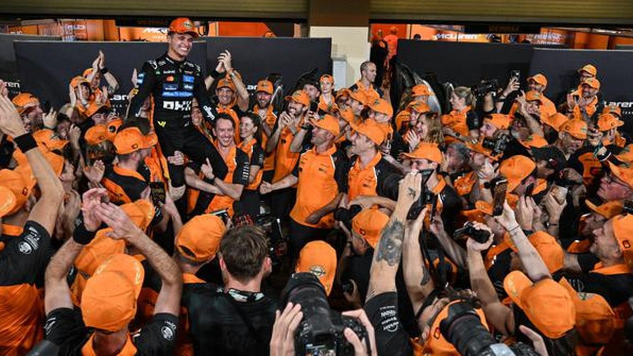 Tiim McLaren rayakan gelar juara dunia F1 2025 milik Lando Norris. (Andrej ISAKOVIC / AFP)