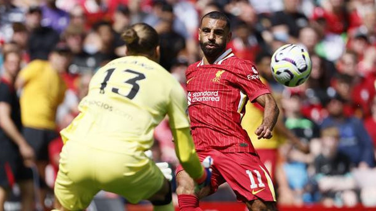 Pemain Liverpool, Mohamed Salah (kanan) berusaha mencetak gol ke gawang Sevilla yang dijaga oleh Orjan Nyland dalam laga persahabatan melawan Sevilla di Anfield, Liverpool, Inggris, Minggu (1