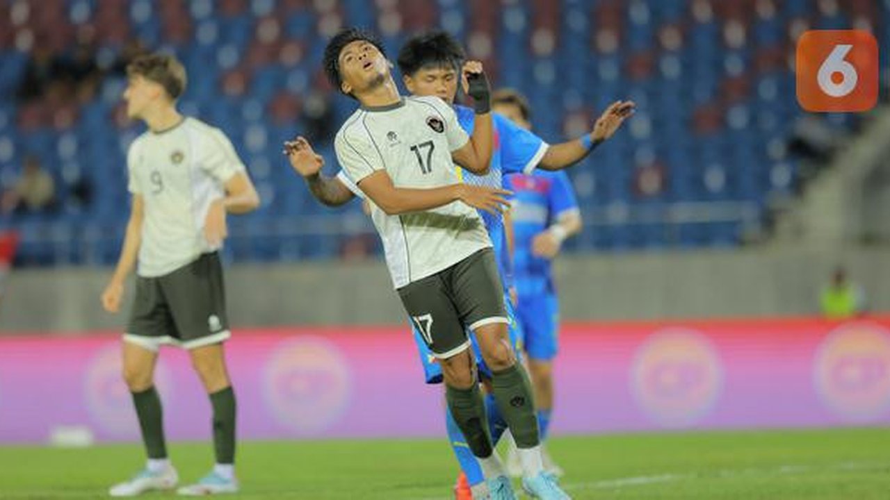 Pemain Timnas Indonesia U-17, Rahmat Arjuna, saat bertanding melawan Filipina U-22 pada lanjutan SEA Games 2025 di 700th Anniversary of Chiang Mai Stadium. (Bola.com/Bagaskara Lazuardi)