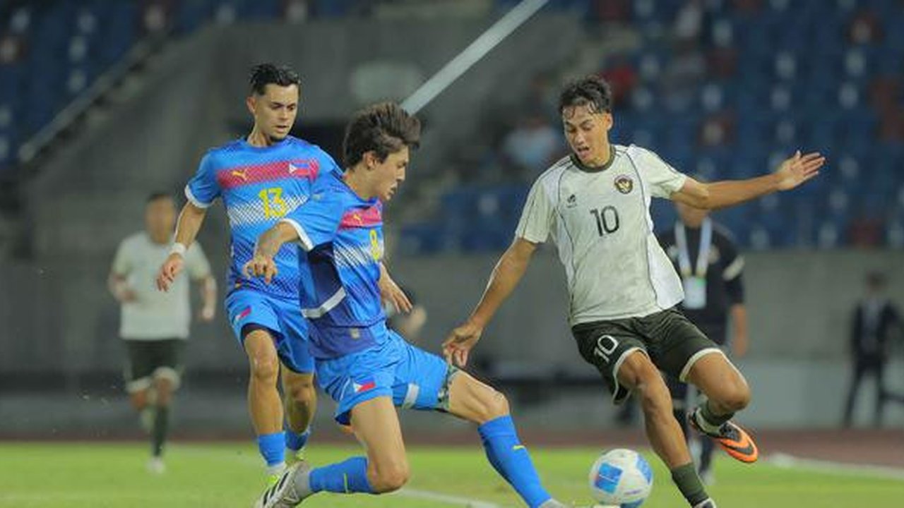 Di babak kedua, Timnas Indonesia U-22 tampil lebih agresif. Tampak dalam foto, pemain Timnas Indonesia U-22, Rafel William Struick (kanan) berhadapan dengan dua pemain Filipina, Gavin Muens (