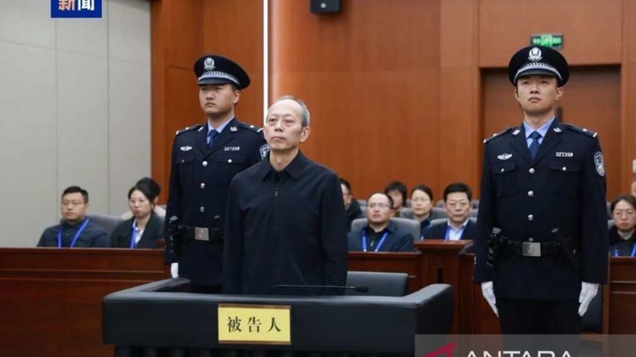 Mantan Kepala Administrasi Umum Olahraga China, Gou Zhongwen, dijatuhi hukuman mati ditangguhkan atas kasus korupsi pejabat China senilai lebih dari Rp558 miliar. Simak detail kejahatan yang mengguncang publik ini.
