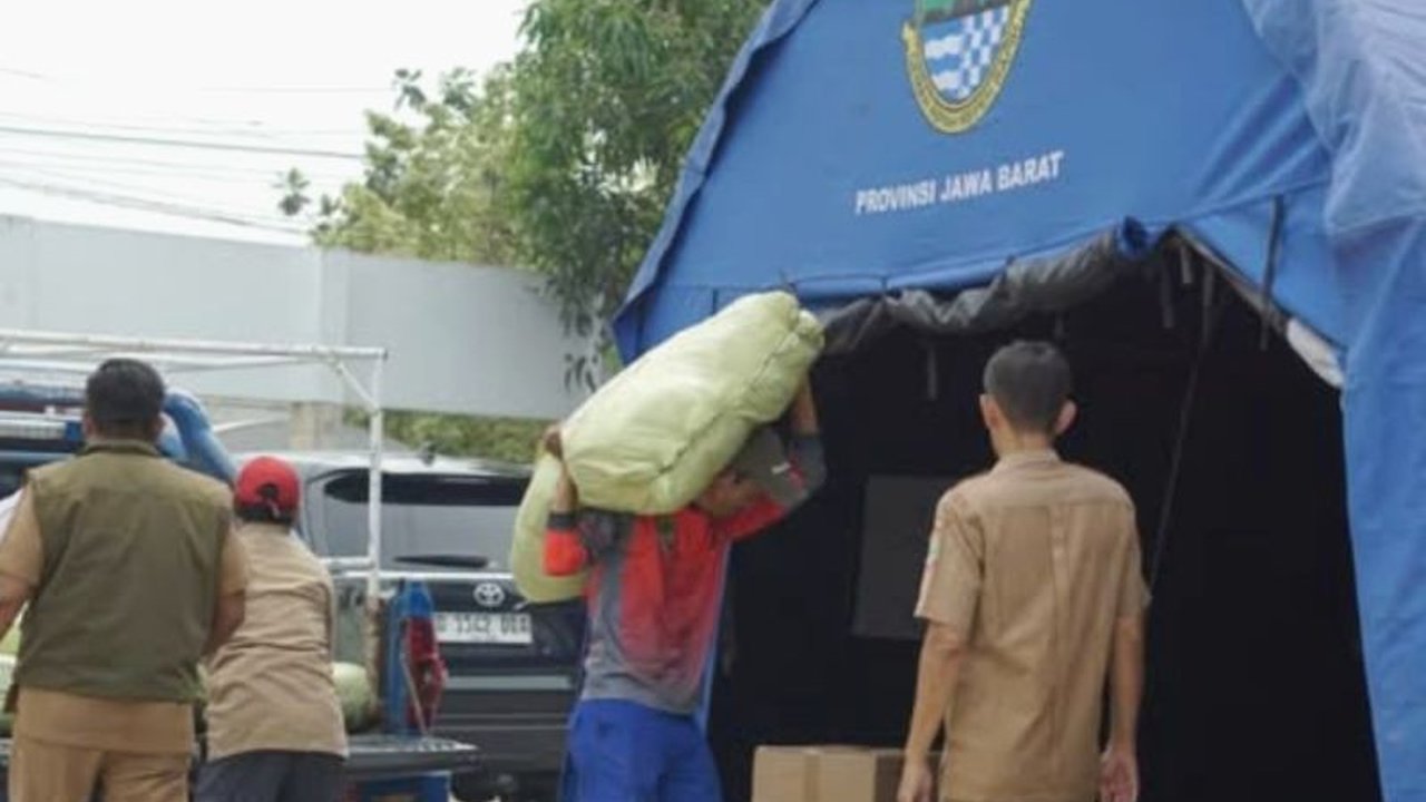 BPBD Karawang melaporkan ribuan warga terdampak banjir di 15 desa/kelurahan selama beberapa hari terakhir. Simak detail dampak dan penanganan banjir Karawang terkini.