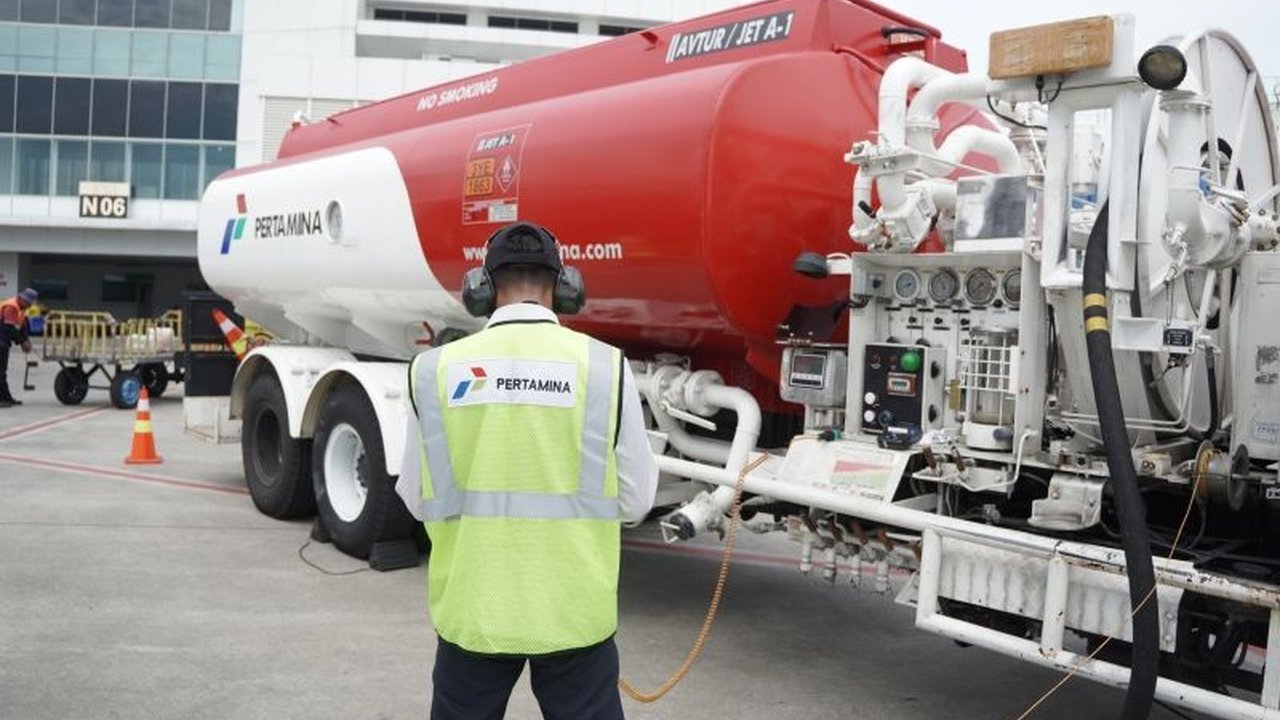 Pertamina Patra Niaga memberikan diskon avtur rata-rata 10% di 37 bandara strategis menyambut libur Nataru 2025/2026. Kebijakan diskon avtur ini diharapkan menjaga keterjangkauan harga tiket pesawat.