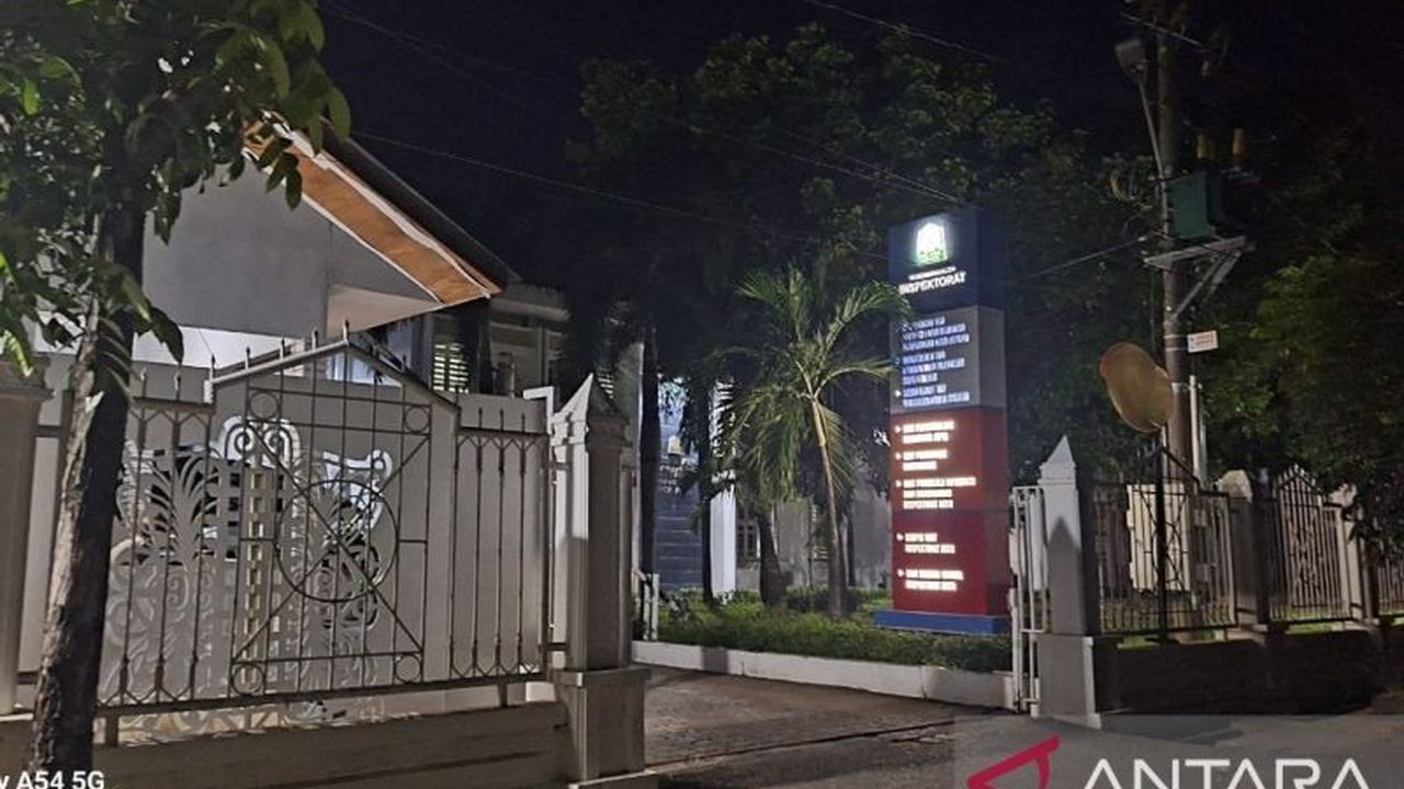 Bupati Aceh Selatan Mirwan MS dijadwalkan diperiksa Inspektorat Aceh terkait keputusannya menunaikan ibadah umrah di tengah bencana banjir yang melanda wilayahnya, memicu kritik publik.