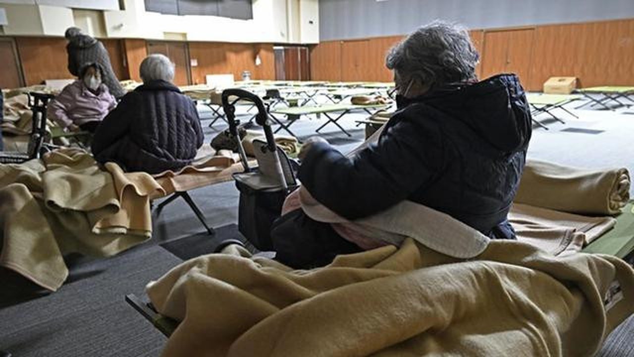 Para pengungsi bersiap kembali ke rumah setelah peringatan tsunami dicabut di Kota Hidaka, Jepang utara, pada Selasa, (9/12/2025), menyusul gempa magnitudo 7,5 yang terjadi pada Senin (8/12)