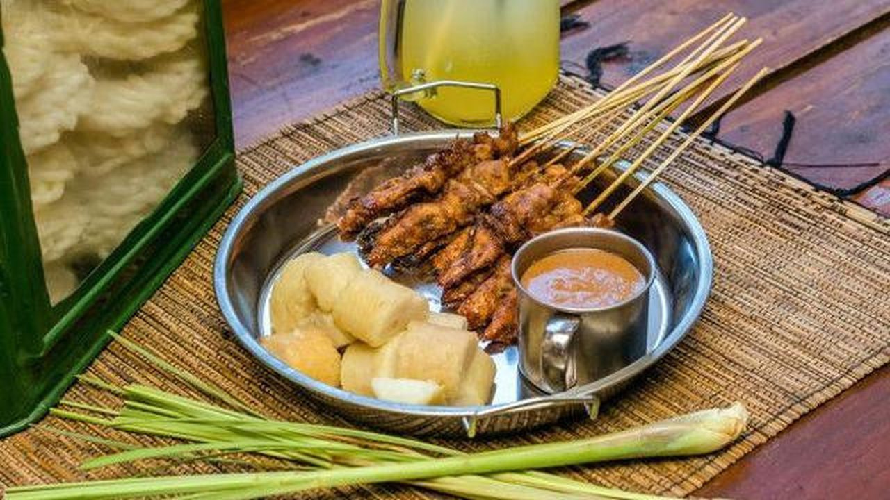 Ilustrasi Sate Ayam Bumbu Kecap Credit: freepik.com