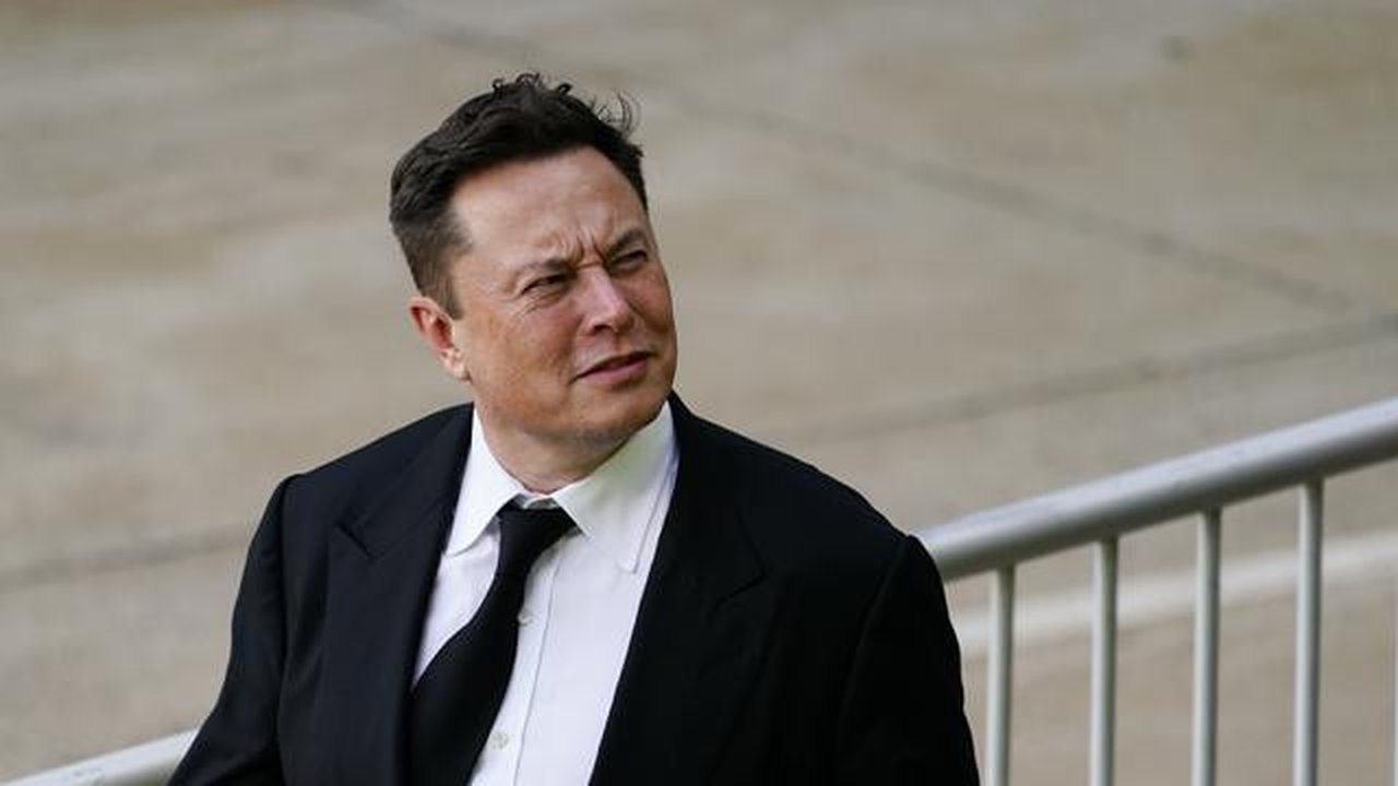 Elon Musk berjalan dari pusat peradilan di Wilmington, Delaware, Amerika Serikat, Senin (12/7/2021). CEO Tesla tersebut menjadi saksi pertama dalam persidangan terkait masalah akuisisi Sol