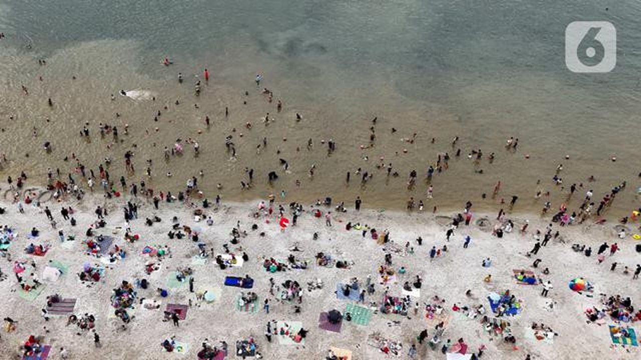 Libur perayaan Hari Raya Idul Fitri 1446 Hijriah atau Lebaran 2025 dimanfaatkan warga untuk berwisata ke sejumlah tempat, salah satunya Pantai Ancol Taman Impian, Jakarta. (Liputan6.com/Herma